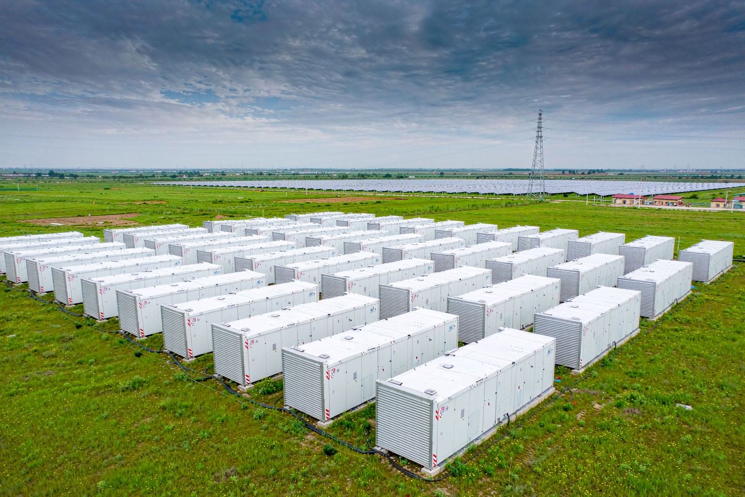 大型电化学储能电站鸟瞰:新型储能装机2025年底达1.36亿千瓦